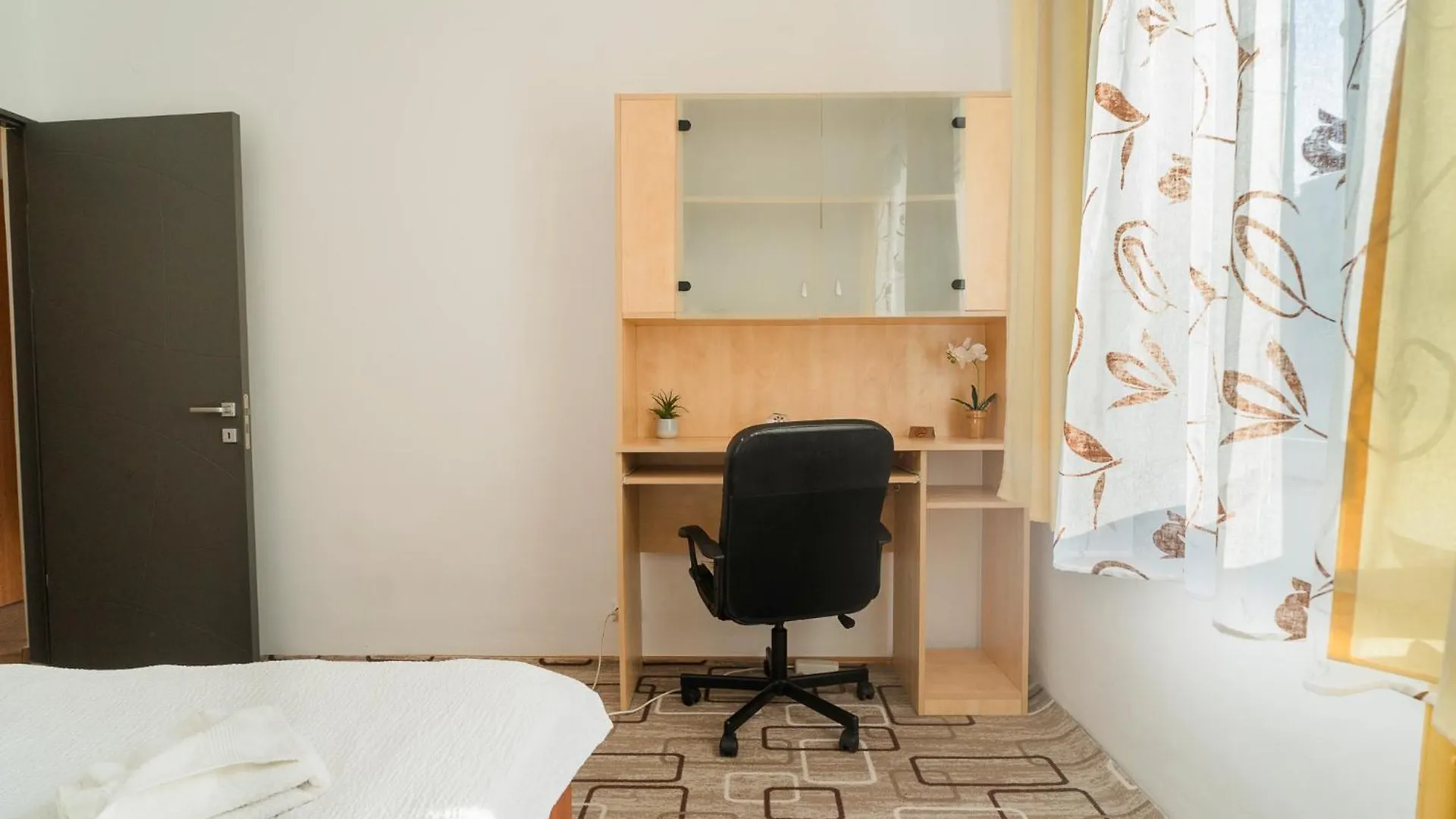 Rustic & Spacious 3Br Apartment Bukarest