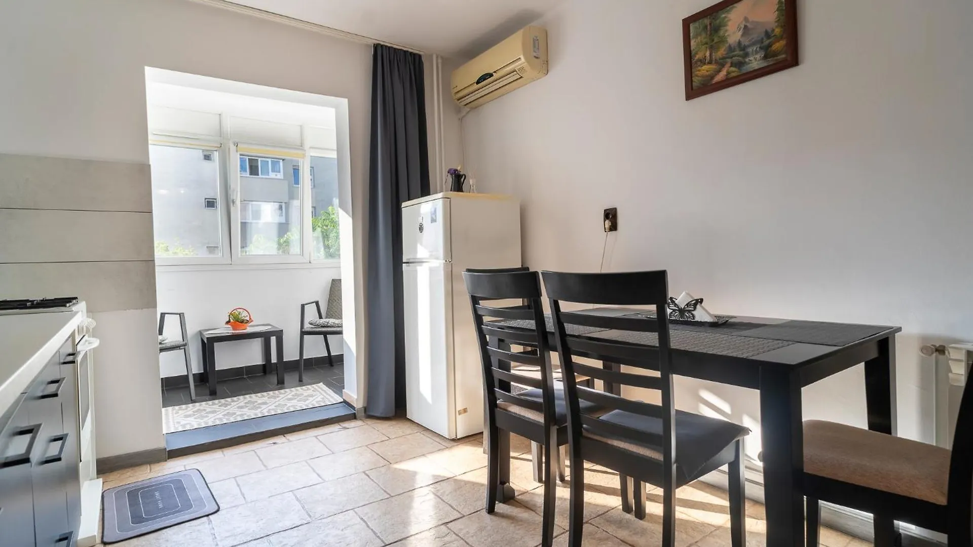 Rustic & Spacious 3Br Apartment Bukarest